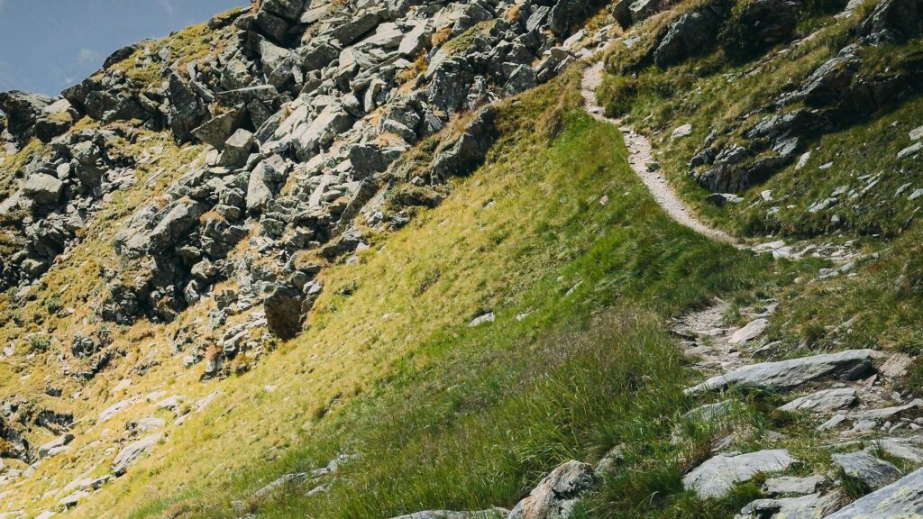 Felsiger H?henweg an einem steilen Berghang